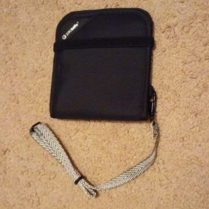 Pacsafe nylon black wallet